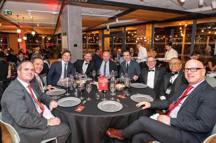 Gabriel Perdiguero, director de Finanzas, Transformación y Tecnología de Iberia; y Enrique Grande, director general de Envera; junto con otros invitados en la Mesa Presidencial de la gala