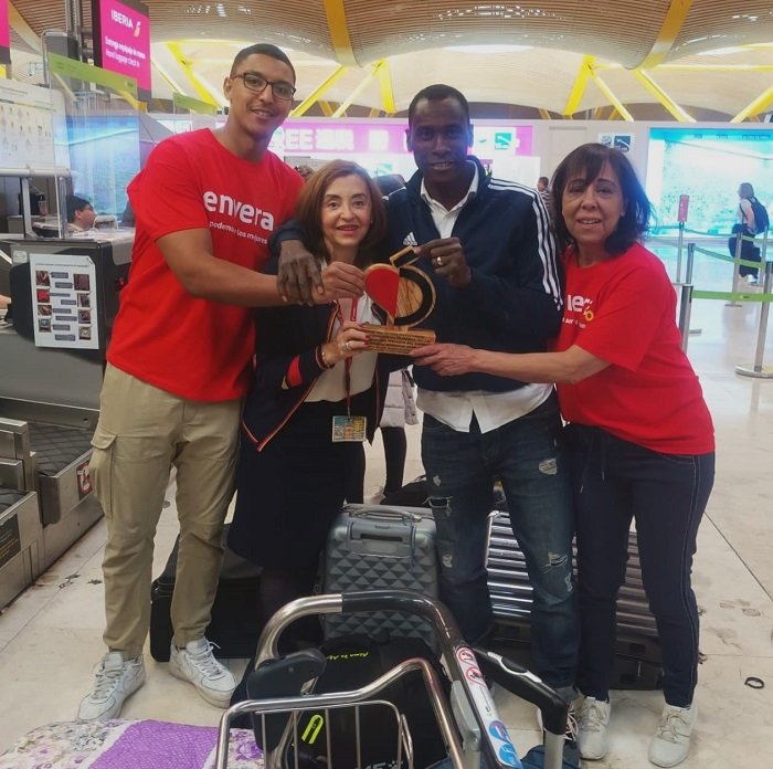 Lima con voluntarios de Iberia y Envera en el Aeropuerto de Madrid Barajas