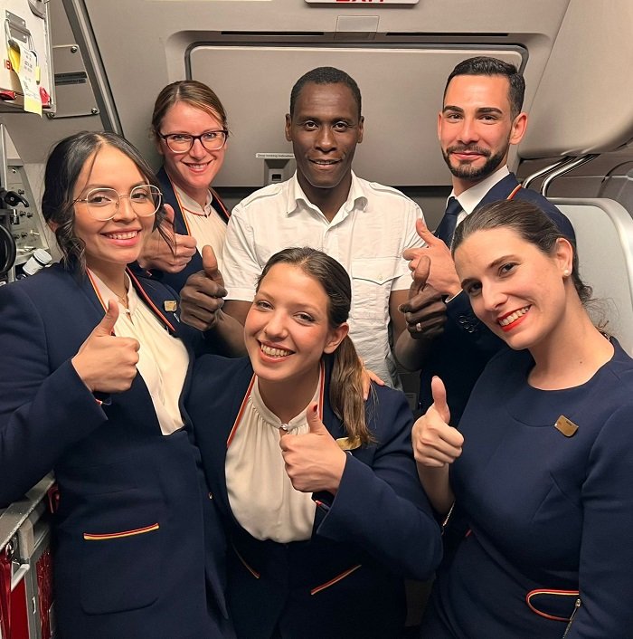 Lima, en su viaje de vuelta a Senegal, con la tripulación del vuelo de Iberia