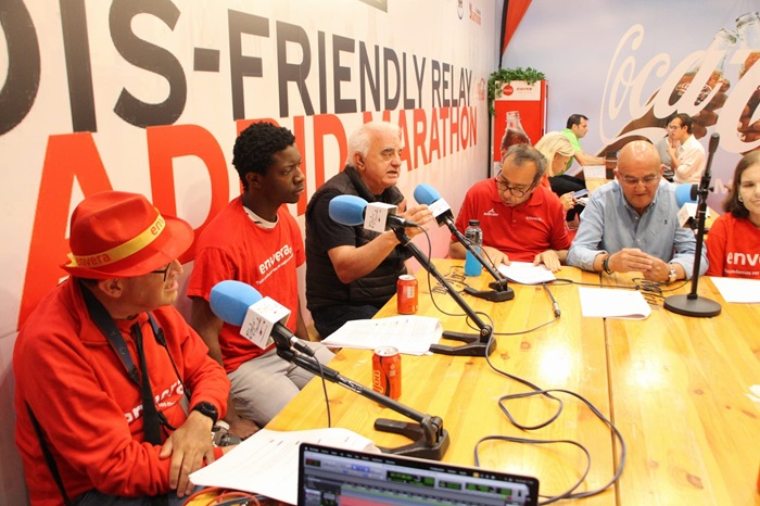 El periodista Pedro Pablo Sanmartín y Teo Dueñas, de Coca-Cola, con los reporteros de Radio Terrícola